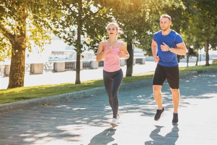 Frau und Mann am Joggen