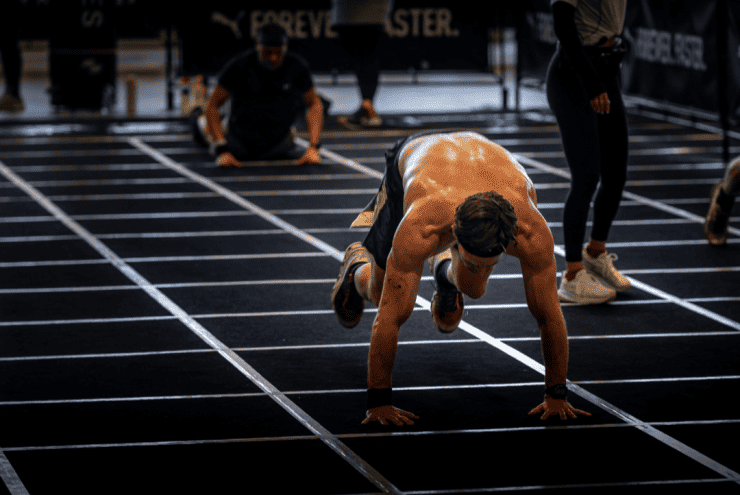 Mann macht eine Sportübung